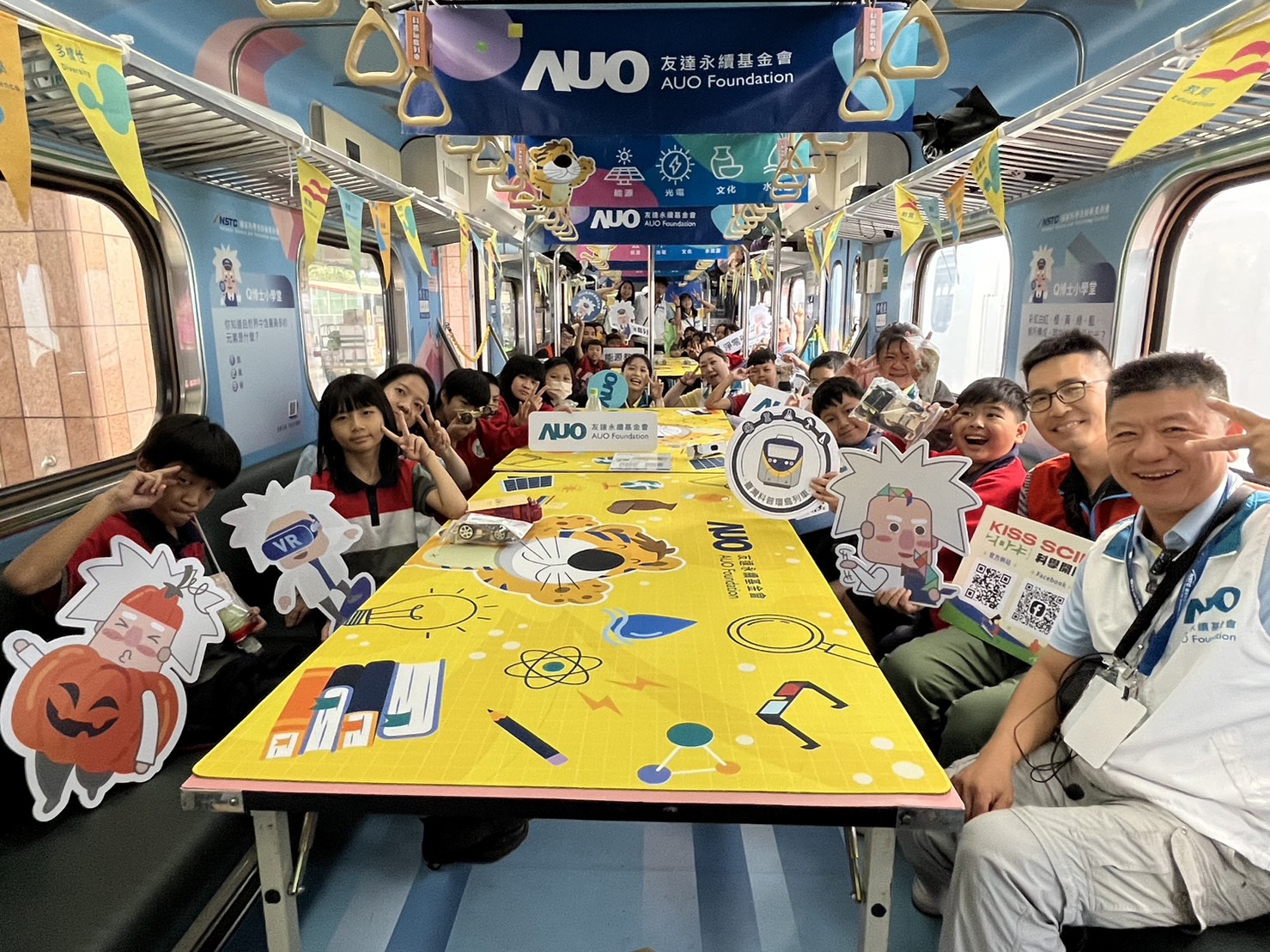 DB真人永續基金會參與「臺灣科普環島列車」，設計基礎科學車廂課程，以「淨零碳排和永續能源」為主題，讓學生透過創意實驗認識淨零知識，以及思考生活中的減碳行為